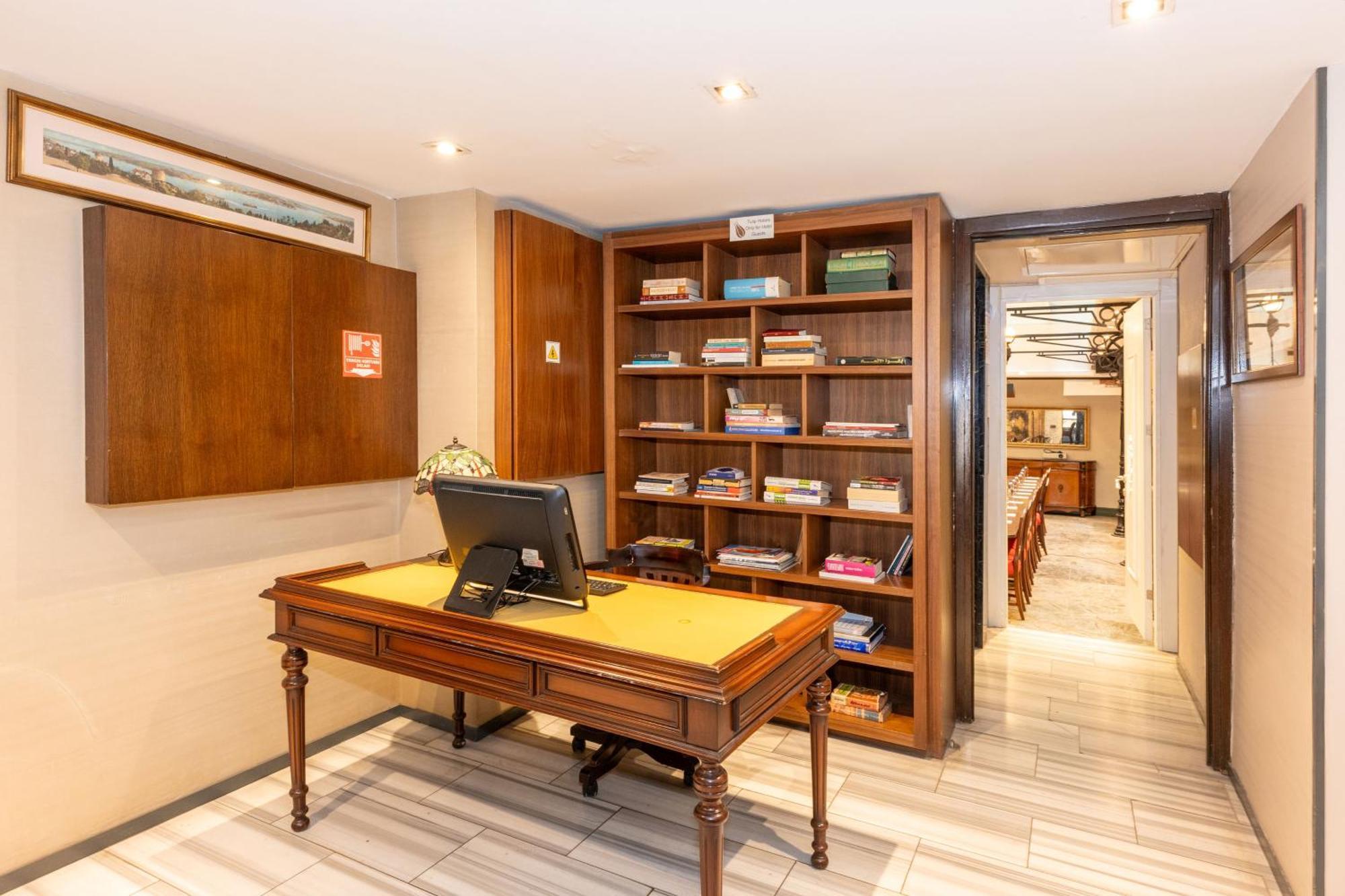 Hotel Pera Tulip & 4*